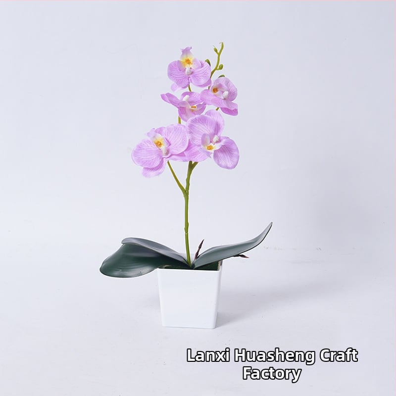 Umelá orchidea Phalaenopsis v kvetináči pre domáce a kancelárske dekorácie
