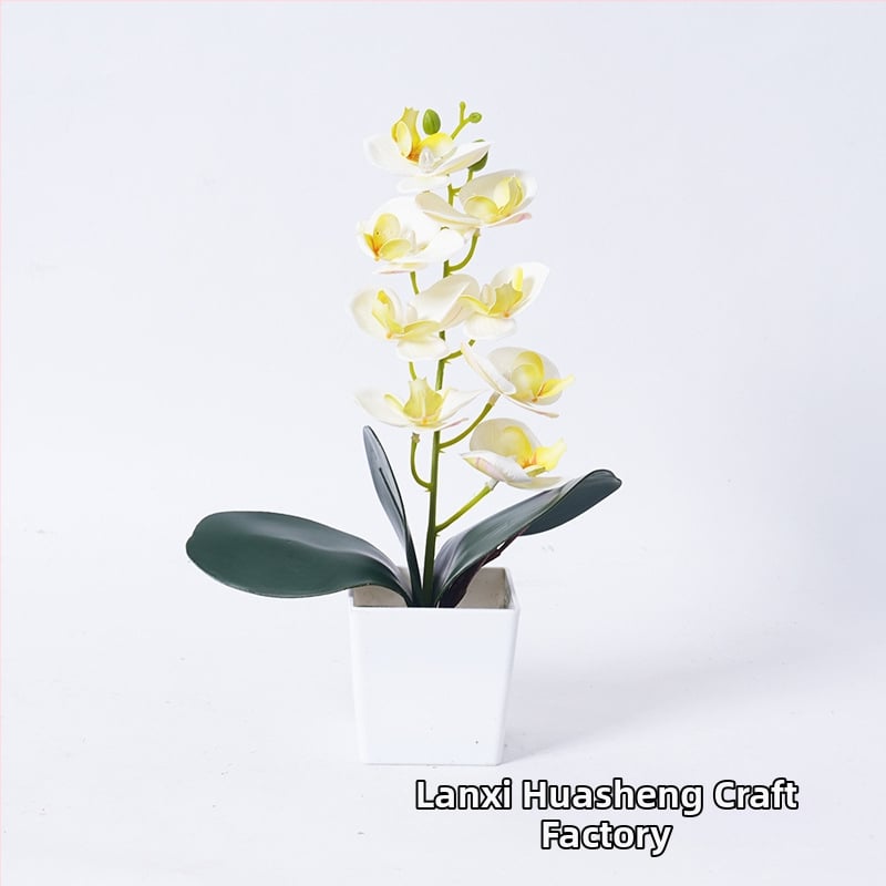 Umelá orchidea Phalaenopsis v kvetináči pre domáce a kancelárske dekorácie
