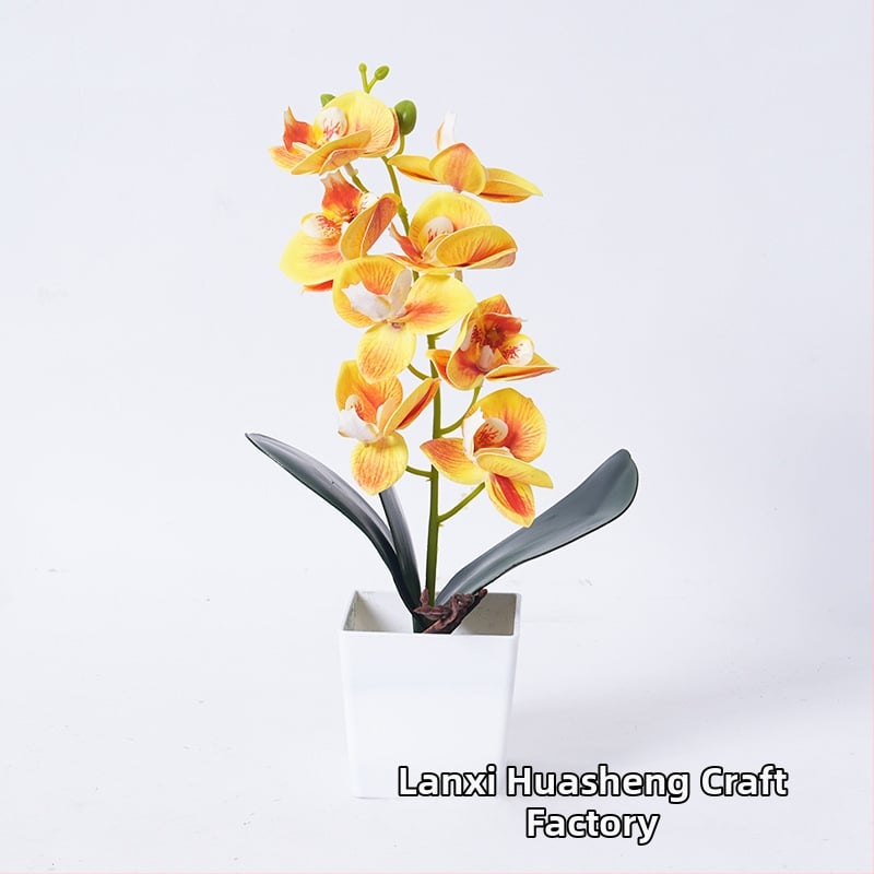 Umelá orchidea Phalaenopsis v kvetináči pre domáce a kancelárske dekorácie