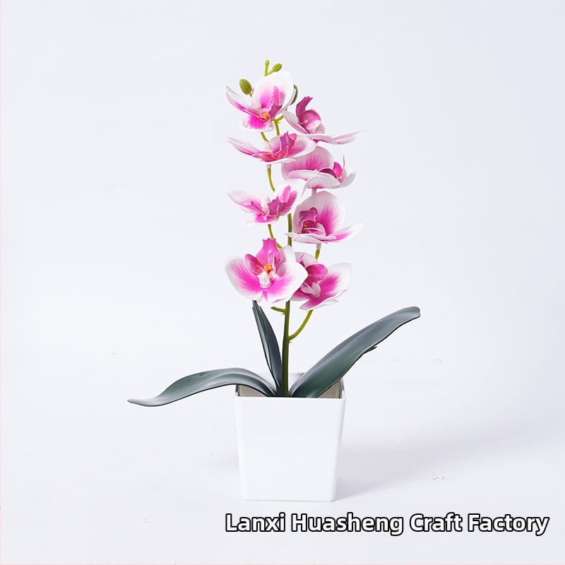 Umelá orchidea Phalaenopsis v kvetináči pre domáce a kancelárske dekorácie