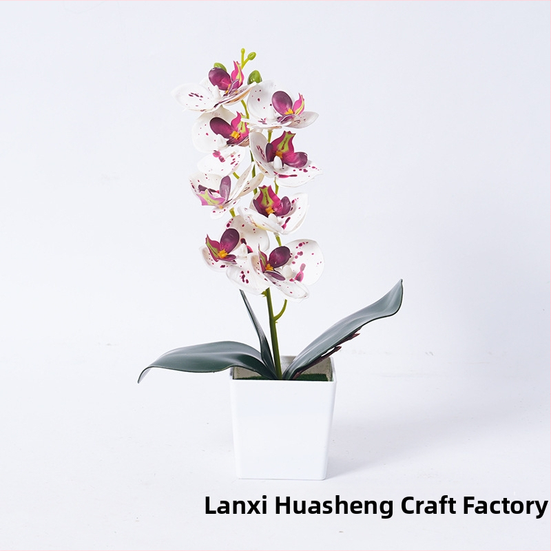 Umelá orchidea Phalaenopsis v kvetináči pre domáce a kancelárske dekorácie