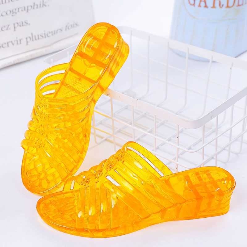 Női nyári áttetsző műanyag szandál klín sarokkal, jelly színben, csúszásmentes talppal