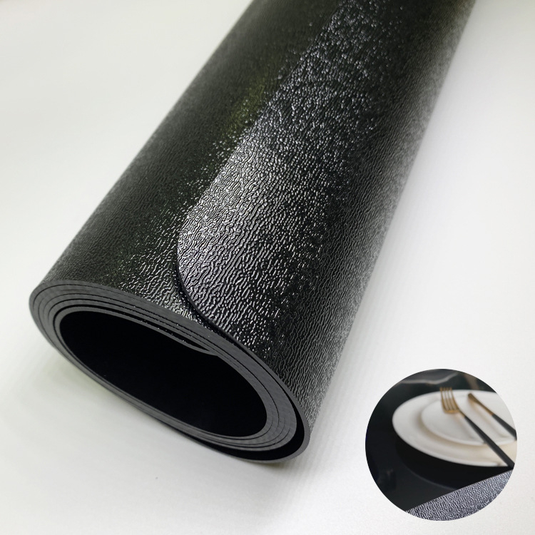 Кръгла черна PVC покривка за маса с матово релефно покритие - водоустойчива и издръжлива