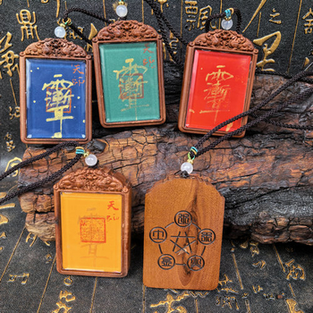 Ručni oslikani taoistički privjesak, nadahnut Thangka stilom, s motivima Zhao Gongming i Leizu, izrezbaren iz drveta
