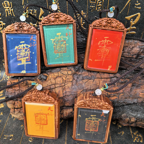Ručni oslikani taoistički privjesak, nadahnut Thangka stilom, s motivima Zhao Gongming i Leizu, izrezbaren iz drveta