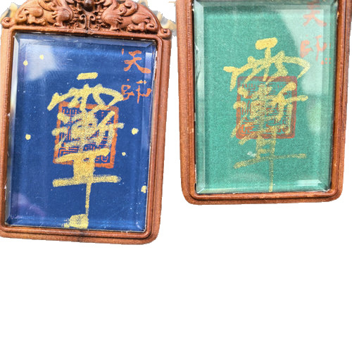 Ručni oslikani taoistički privjesak, nadahnut Thangka stilom, s motivima Zhao Gongming i Leizu, izrezbaren iz drveta