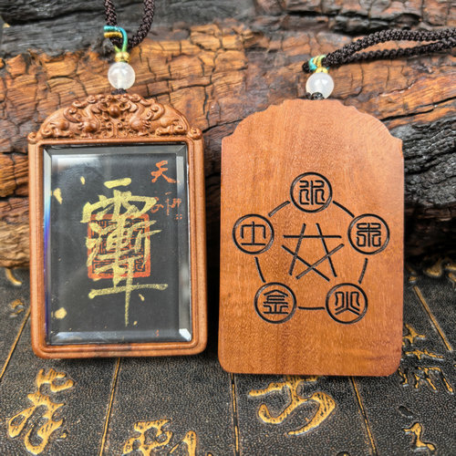 Ručni oslikani taoistički privjesak, nadahnut Thangka stilom, s motivima Zhao Gongming i Leizu, izrezbaren iz drveta