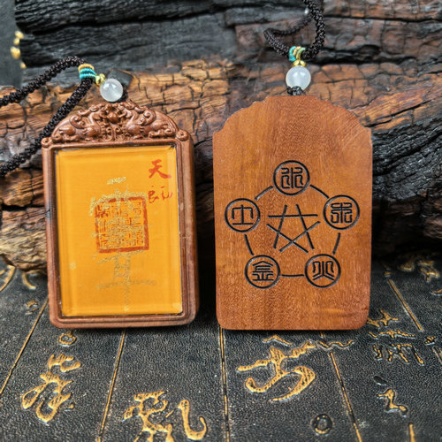 Ručni oslikani taoistički privjesak, nadahnut Thangka stilom, s motivima Zhao Gongming i Leizu, izrezbaren iz drveta