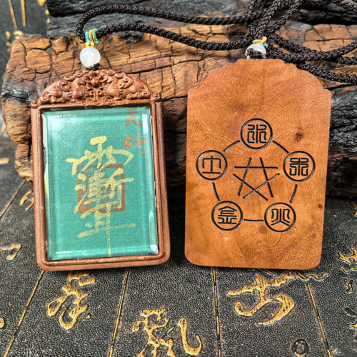 Ručni oslikani taoistički privjesak, nadahnut Thangka stilom, s motivima Zhao Gongming i Leizu, izrezbaren iz drveta
