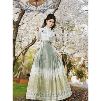 Hanfu set: bijela bluza s ukrasnim vezom i satin-žakard suknja s motivom 'horse-face'.