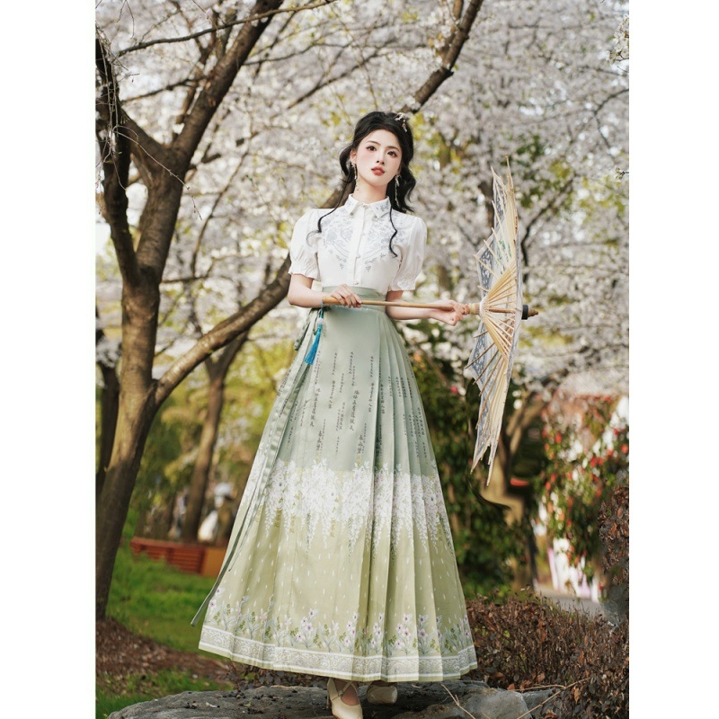 Hanfu set: bijela bluza s ukrasnim vezom i satin-žakard suknja s motivom 'horse-face'.