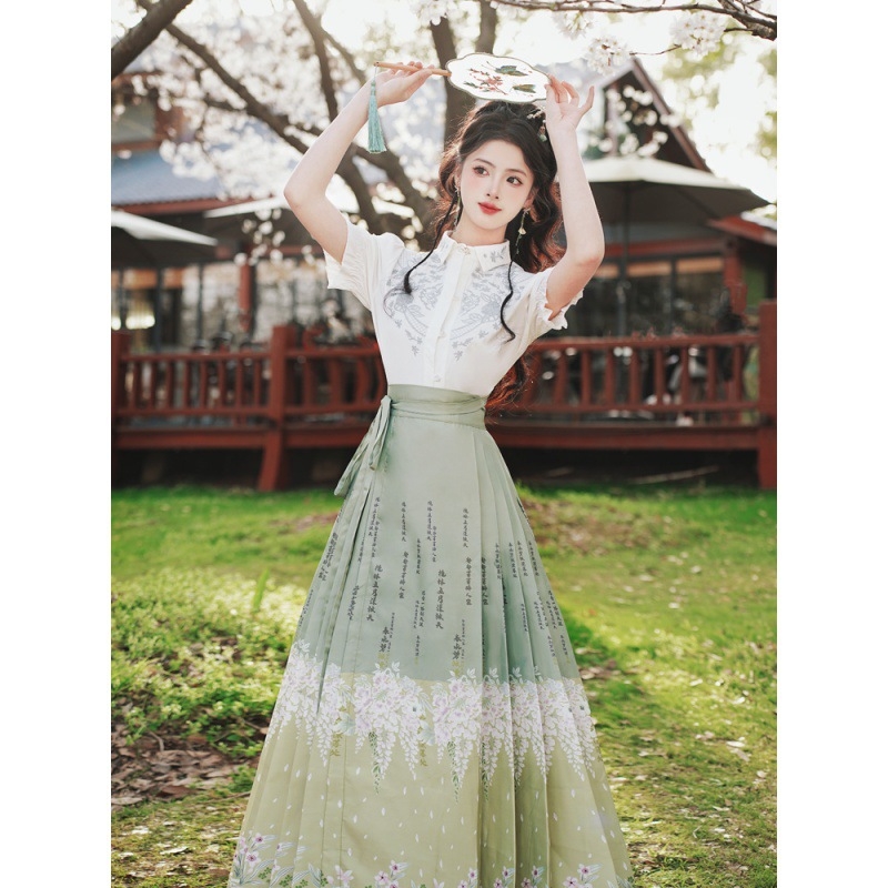 Hanfu set: bijela bluza s ukrasnim vezom i satin-žakard suknja s motivom 'horse-face'.
