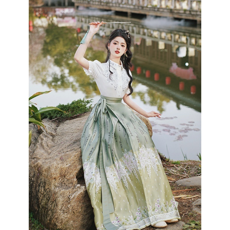 Hanfu set: bijela bluza s ukrasnim vezom i satin-žakard suknja s motivom 'horse-face'.