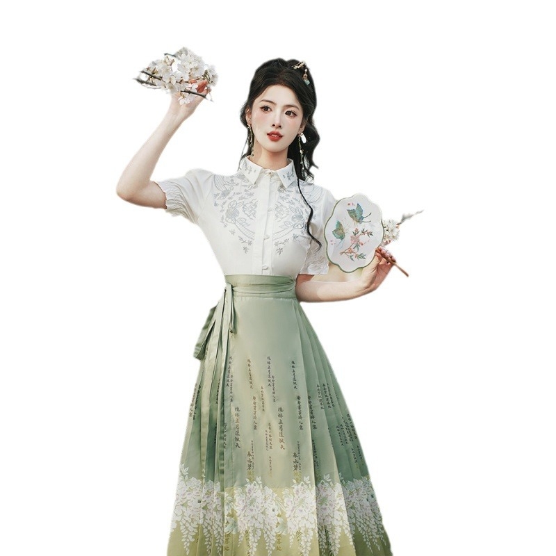 Hanfu set: bijela bluza s ukrasnim vezom i satin-žakard suknja s motivom 'horse-face'.