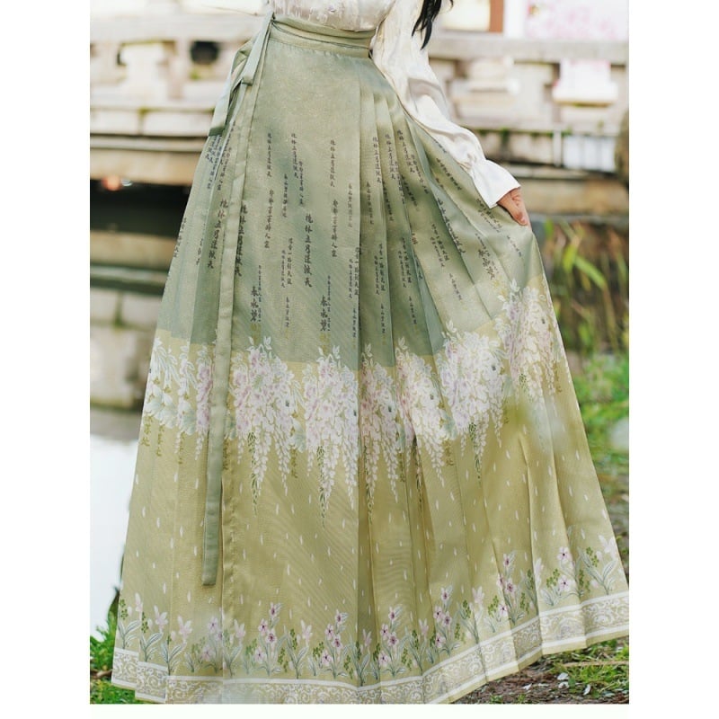 Hanfu set: bijela bluza s ukrasnim vezom i satin-žakard suknja s motivom 'horse-face'.