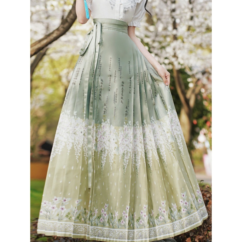 Hanfu set: bijela bluza s ukrasnim vezom i satin-žakard suknja s motivom 'horse-face'.