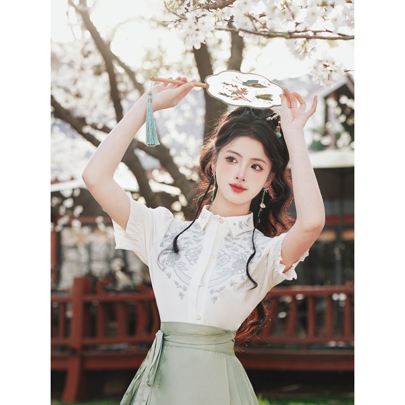 Hanfu set: bijela bluza s ukrasnim vezom i satin-žakard suknja s motivom 'horse-face'.