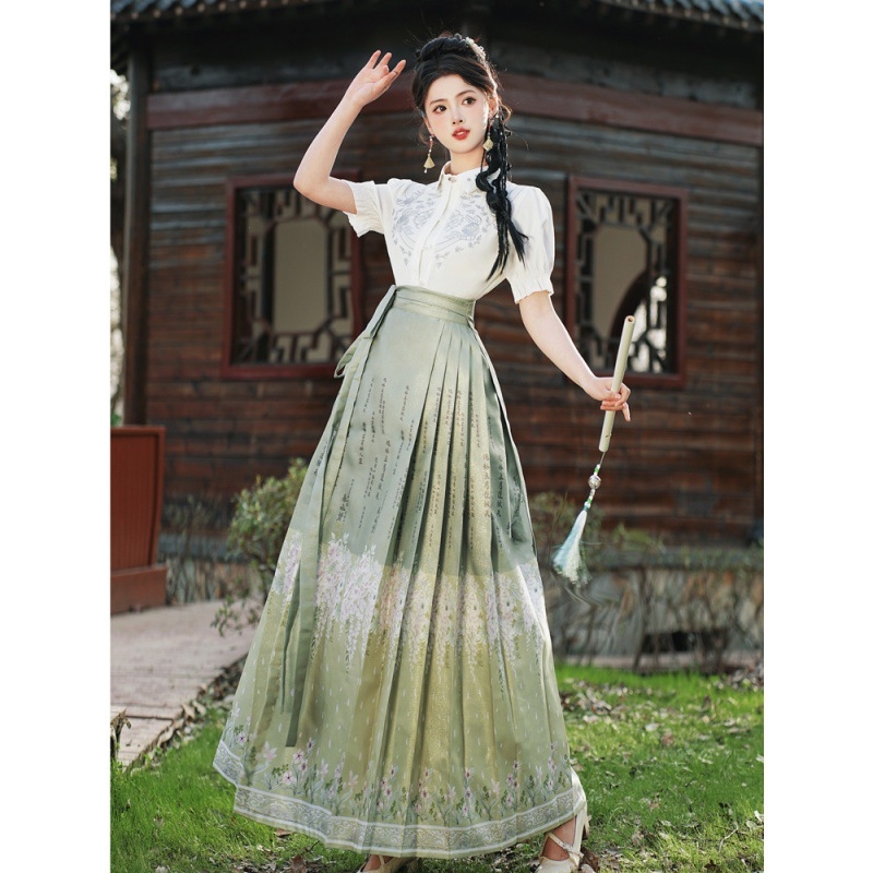 Hanfu set: bijela bluza s ukrasnim vezom i satin-žakard suknja s motivom 'horse-face'.