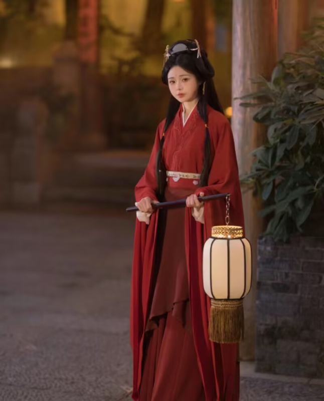 Ženski Hanfu set inspiriran dinastijama Wei, Jin i južnih i sjevernih dinastija; eterični drevni stil, gornji dio s ravnim rubom i širokim rukavima, set s suknjom