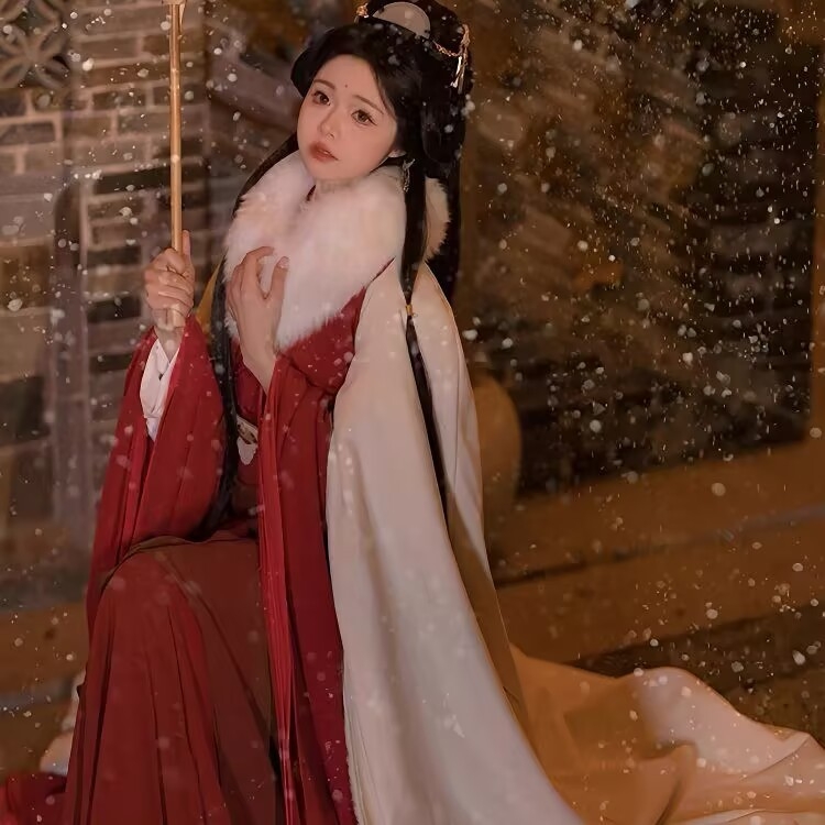 Ženski Hanfu set inspiriran dinastijama Wei, Jin i južnih i sjevernih dinastija; eterični drevni stil, gornji dio s ravnim rubom i širokim rukavima, set s suknjom