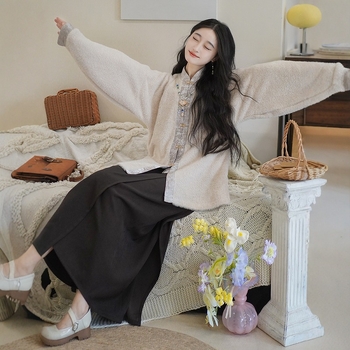 Ženski Hanfu u Ming stilu sa stojećim ovratnikom i rukavima s mašnicom i džepovima; baršunasti pleteni dizajn, inspiriran dinastijom Song; hlače i wrap suknja; jesen-zima izdanje.