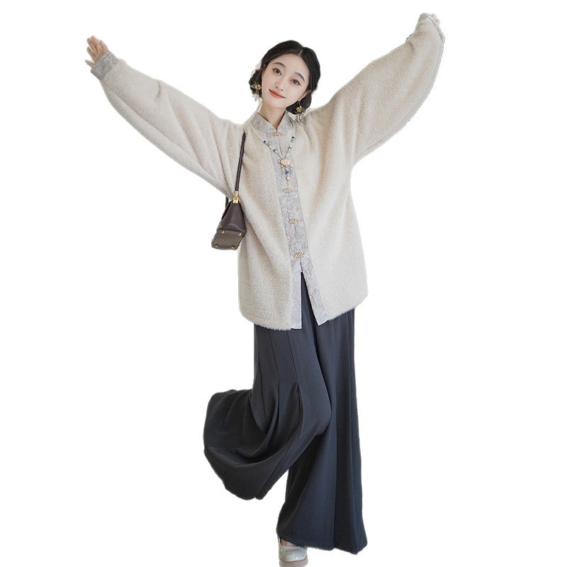 Ženski Hanfu u Ming stilu sa stojećim ovratnikom i rukavima s mašnicom i džepovima; baršunasti pleteni dizajn, inspiriran dinastijom Song; hlače i wrap suknja; jesen-zima izdanje.