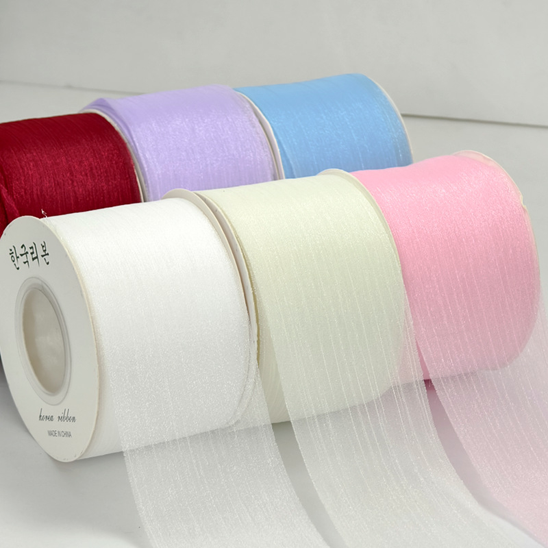 Accesoriu de păr handmade: panglică din tul plisat, 6 cm lățime, fir argintiu strălucitor, floare și funda, ambalat într-o cutie cadou.