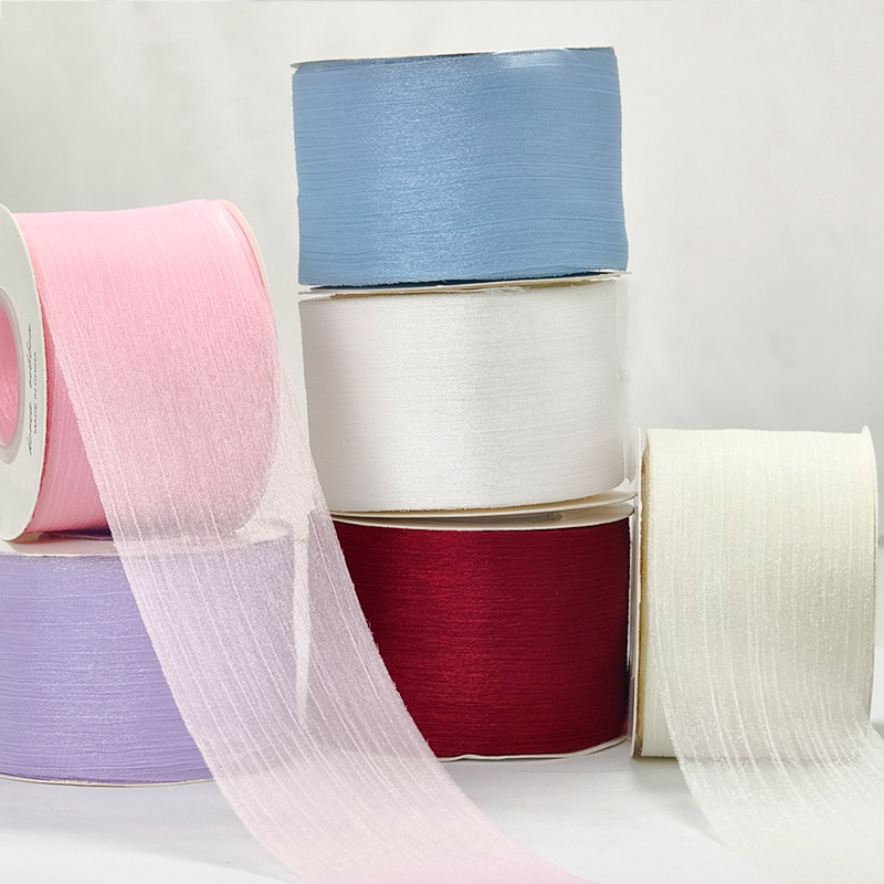 Accesoriu de păr handmade: panglică din tul plisat, 6 cm lățime, fir argintiu strălucitor, floare și funda, ambalat într-o cutie cadou.