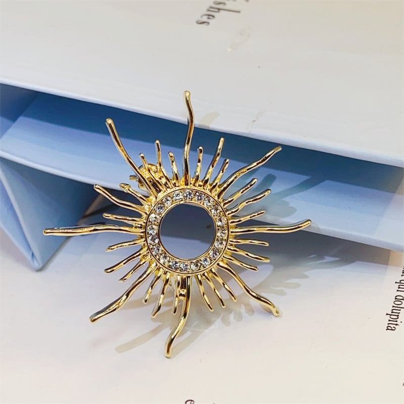Минималистична кръгла брошка с диамантено инкрустиране, унисекс, мотив Sun God, подходяща за сако
