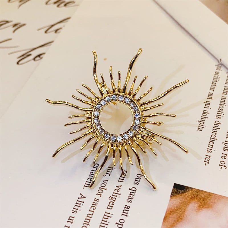 Минималистична кръгла брошка с диамантено инкрустиране, унисекс, мотив Sun God, подходяща за сако