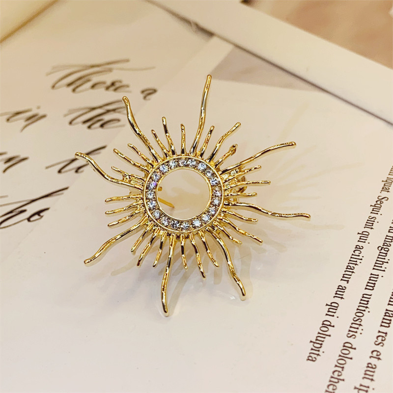 Минималистична кръгла брошка с диамантено инкрустиране, унисекс, мотив Sun God, подходяща за сако