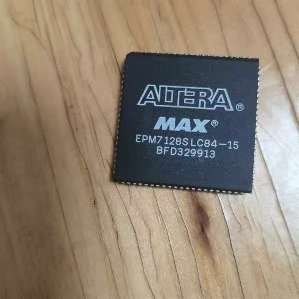 EPM7128SLC84-15 PLCC IC integrirani sklop - elektronički dio