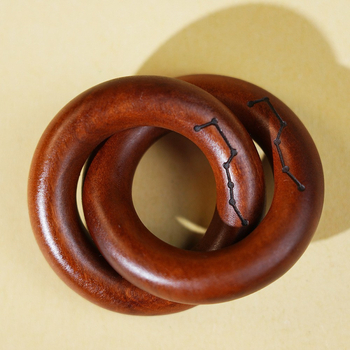 Mini taoistički drveni privezak s okruglim Yin-Yang simbolom i dizajnom sedam zvijezda