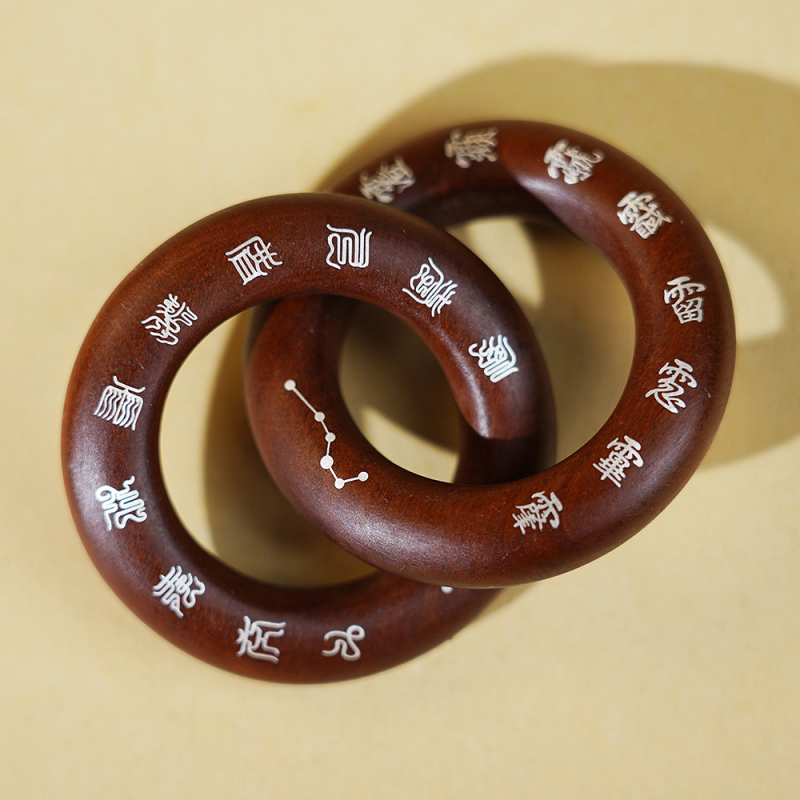 Mini taoistički drveni privezak s okruglim Yin-Yang simbolom i dizajnom sedam zvijezda