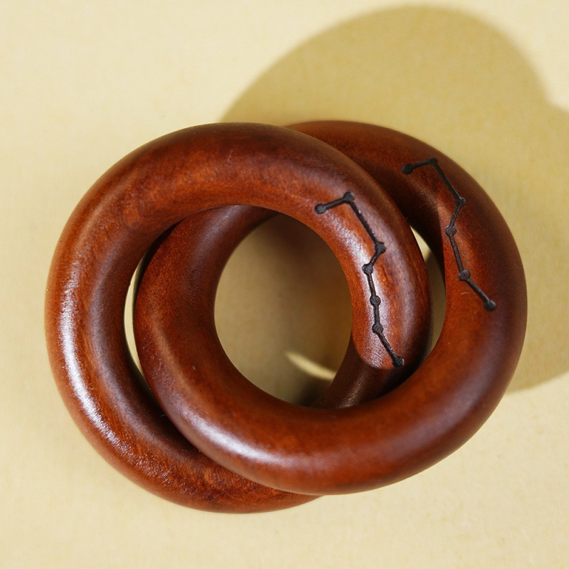 Mini taoistički drveni privezak s okruglim Yin-Yang simbolom i dizajnom sedam zvijezda
