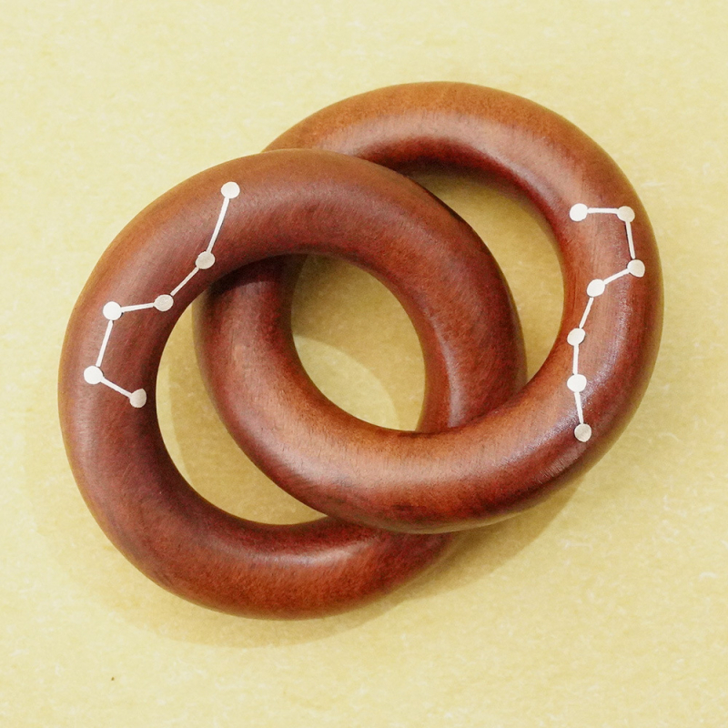Mini taoistički drveni privezak s okruglim Yin-Yang simbolom i dizajnom sedam zvijezda