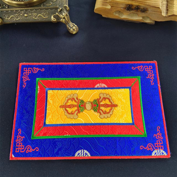 Tibetanski ritualni glazbeni pribor od platna: podmetač za Buddha zvučnu zdjelu i podmetač Vajra pestle, u raznim stilovima