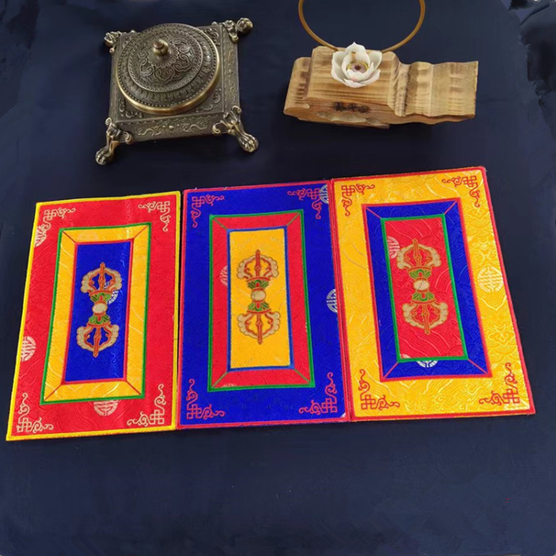 Tibetanski ritualni glazbeni pribor od platna: podmetač za Buddha zvučnu zdjelu i podmetač Vajra pestle, u raznim stilovima