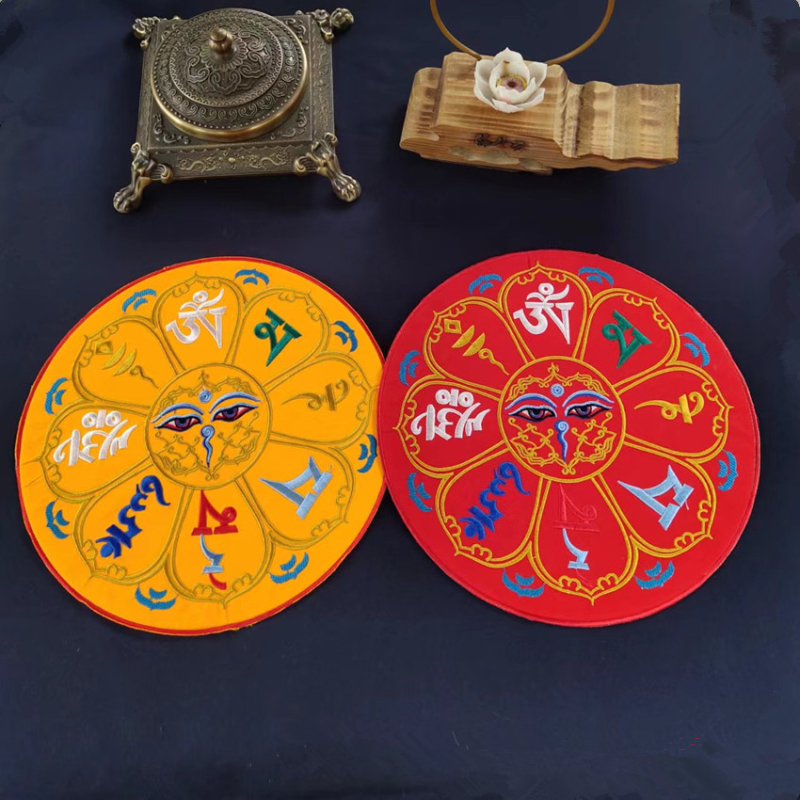 Tibetanski ritualni glazbeni pribor od platna: podmetač za Buddha zvučnu zdjelu i podmetač Vajra pestle, u raznim stilovima