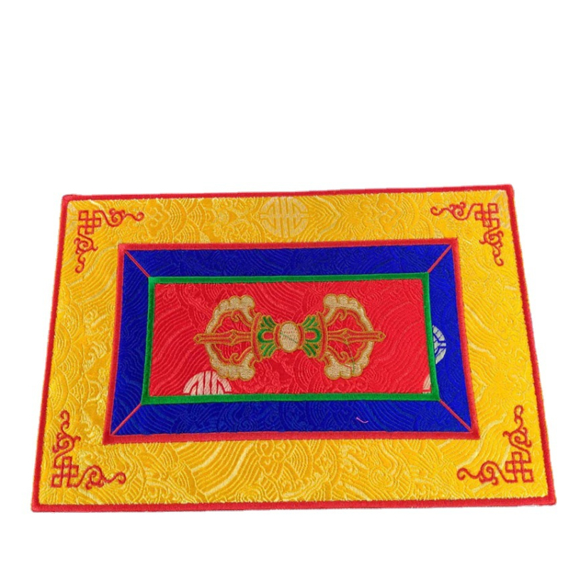 Tibetanski ritualni glazbeni pribor od platna: podmetač za Buddha zvučnu zdjelu i podmetač Vajra pestle, u raznim stilovima
