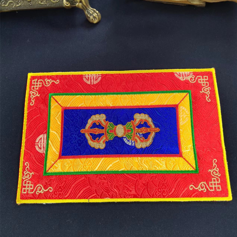 Tibetanski ritualni glazbeni pribor od platna: podmetač za Buddha zvučnu zdjelu i podmetač Vajra pestle, u raznim stilovima