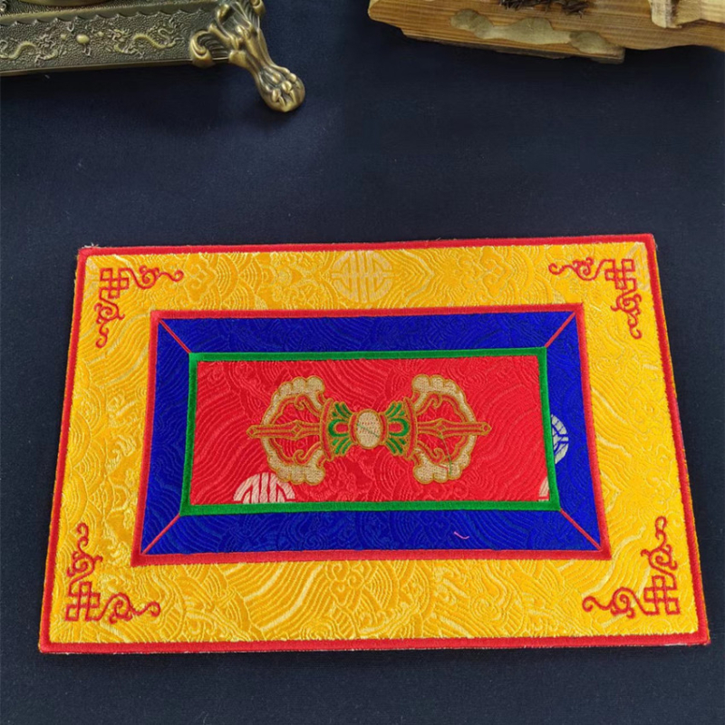 Tibetanski ritualni glazbeni pribor od platna: podmetač za Buddha zvučnu zdjelu i podmetač Vajra pestle, u raznim stilovima