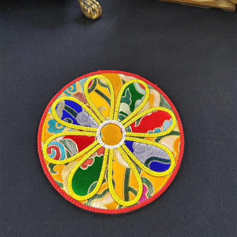 Tibetanski ritualni glazbeni pribor od platna: podmetač za Buddha zvučnu zdjelu i podmetač Vajra pestle, u raznim stilovima