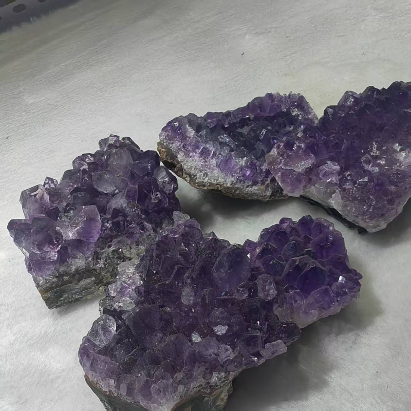 Prirodni ametist klasteri i blokovi, sirovi kameni i mineraloški uzorci za kućnu dekoraciju