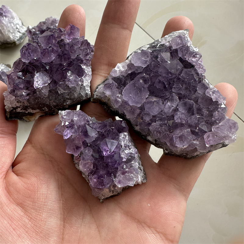 Prirodna ametistička skupina, sirovi kamen ametista, blok ametista, mineralni primjerak za ukrašavanje