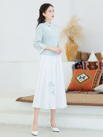 Hanfu-stílusú női ruha hímzett rövid ujjakkal és aszimmetrikus galléval, retro ihletésű, elegáns megjelenés
