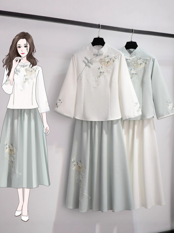 Hanfu-stílusú női ruha hímzett rövid ujjakkal és aszimmetrikus galléval, retro ihletésű, elegáns megjelenés