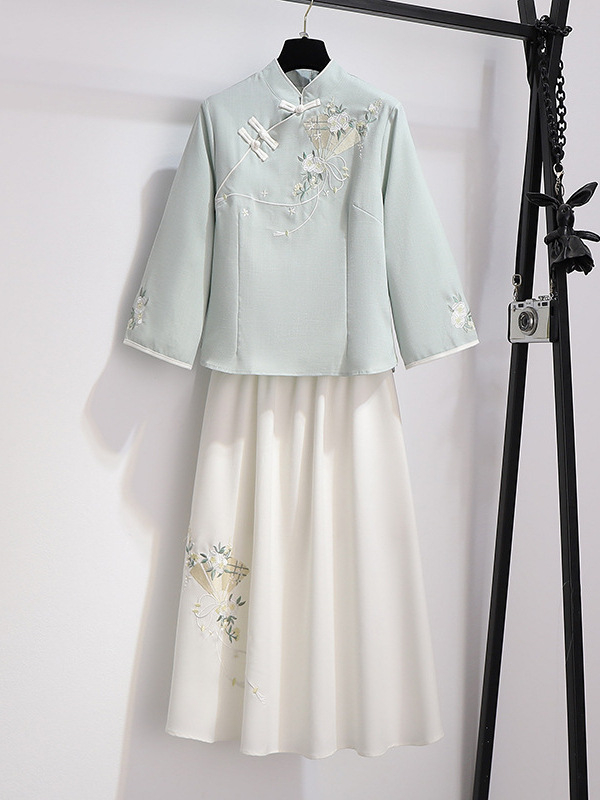 Hanfu-stílusú női ruha hímzett rövid ujjakkal és aszimmetrikus galléval, retro ihletésű, elegáns megjelenés