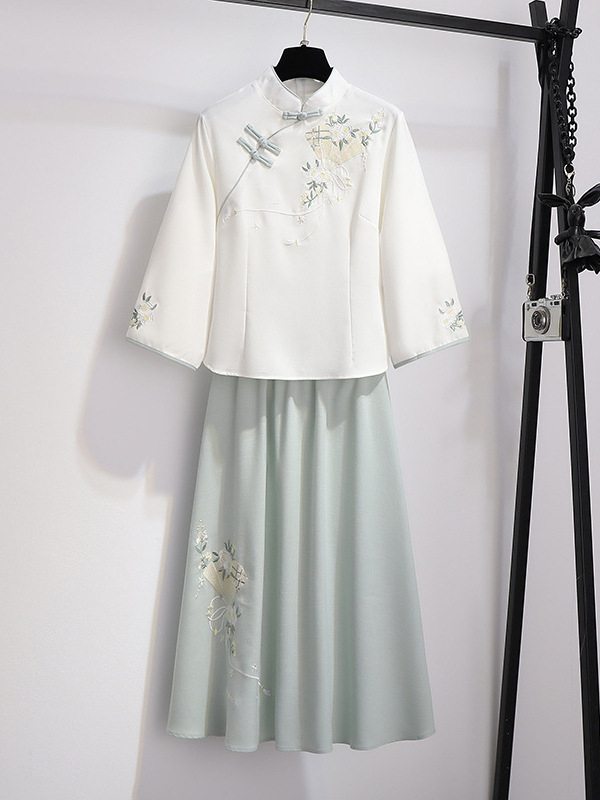 Hanfu-stílusú női ruha hímzett rövid ujjakkal és aszimmetrikus galléval, retro ihletésű, elegáns megjelenés