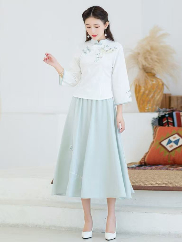 Hanfu-stílusú női ruha hímzett rövid ujjakkal és aszimmetrikus galléval, retro ihletésű, elegáns megjelenés